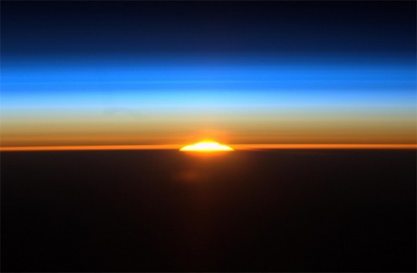 Cảnh mặt trời mọc trong bức ảnh được chụp từ Trạm Không gian Quốc tế vào ngày 27/8. Ảnh: NASA.